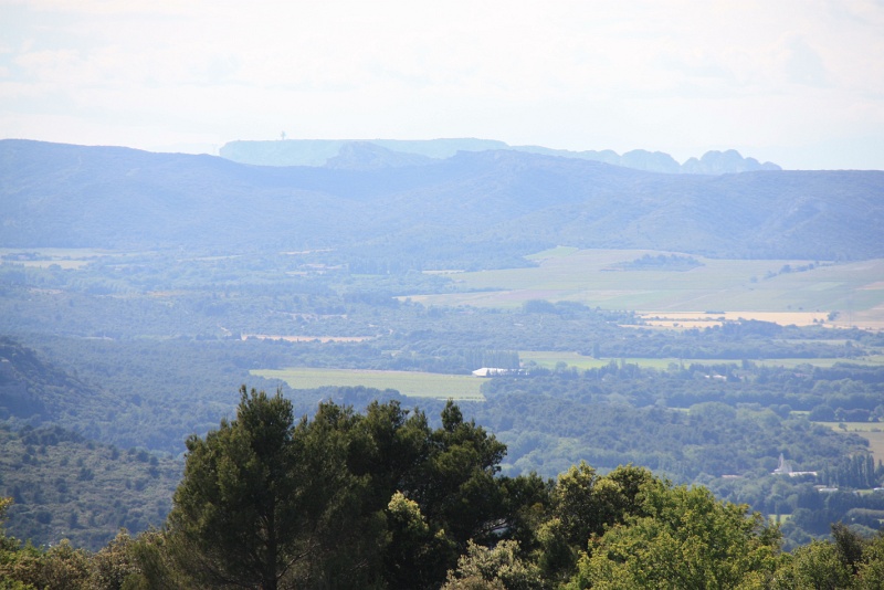IMG_2205.JPG - LES ALPILLES AU LOIN ET LE PLATEAU DE CAUME 