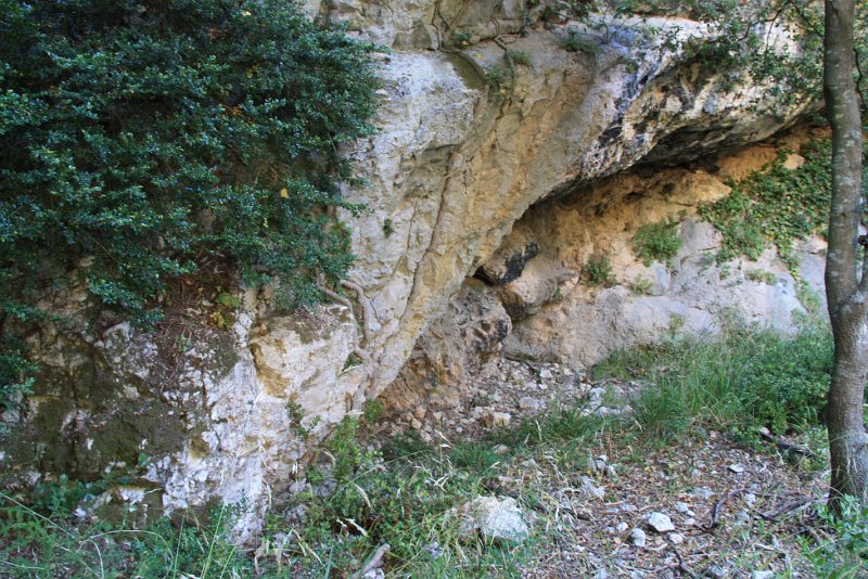 IMG_3627.JPG - UNE LEGERE BAUME A NOTRE GAUCHE 