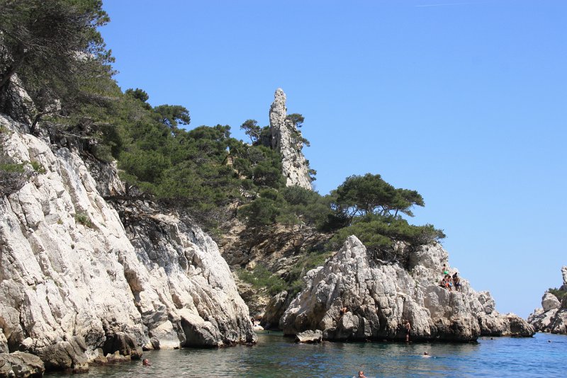 IMG_2014.JPG - L AIGUILLE AU DESSUS DE LA CALANQUE DE SUGITON 
