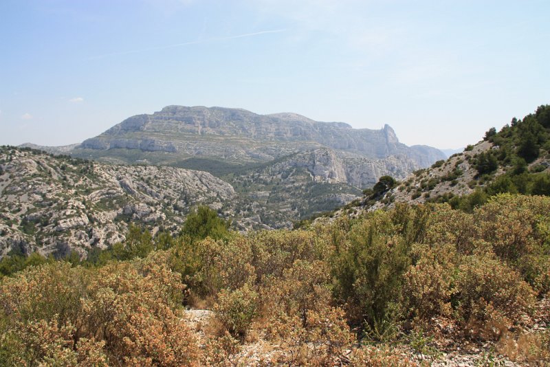 IMG_2325.JPG - SUR NOTRE GAUCHE .....LE COL DE SUGITON ET  LA GRANDE CANDELLE ET PLUS AVANT LES ESCAMPONS 