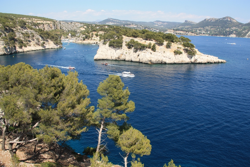 IMG_4501.JPG - EMBOUCHURES DE CASSIS  A DROITE ET DE PORT MIOU , VUE DE LA POINTE DE LA CACAU 