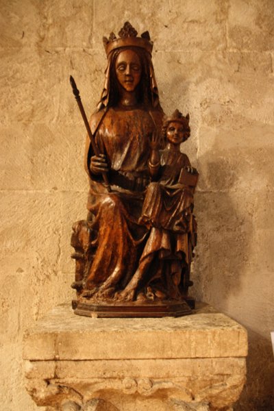 IMG_5520.JPG - Une sculpture en bois de la Vierge Marie en majesté, avec son Fils