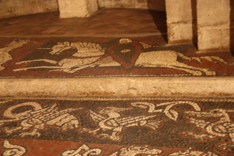 IMG_5531.JPG -   Cette partie montre une scène de lutte entre un cavalier sur son cheval, L’armement du cavalier rappelle celui des soldats de la tapisserie de Bayeux.