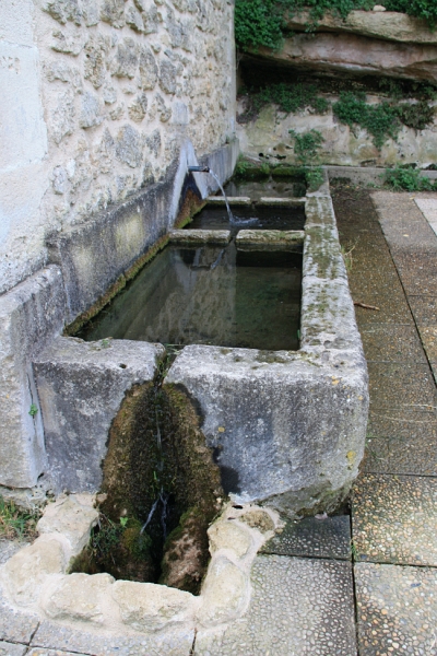 IMG_9536.JPG - CONTRE LE MUR DU LAVOIR LA FONTAINE A 3 BASSINS 